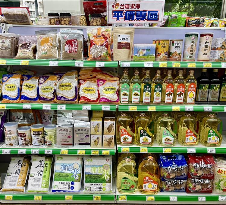 蜜鄰平價專區包含台糖食用油、有機米、肉製品及外部品牌共約500個品項，平均打85折