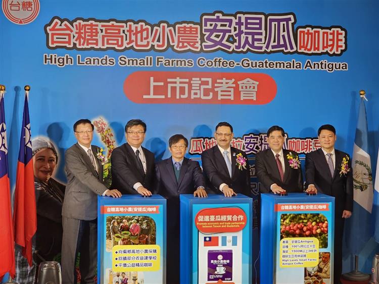 台糖董事長楊明州及巴迪亞大使(右三)與貴賓們一同按下臺瓜友誼的按鈕