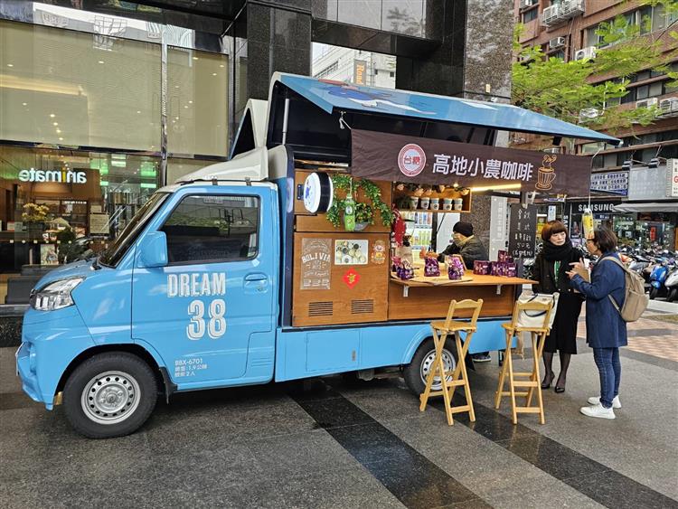 台糖高地小農(安提瓜咖啡)巡迴胖卡車供應熱呼呼的香醇咖啡