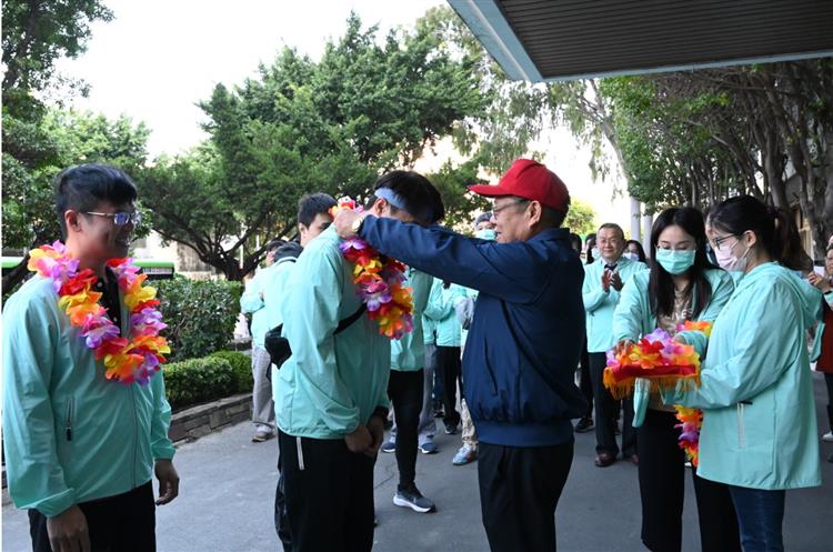 台水歡慶五十週年  13區處單車環島接力象徵世代傳承-董事長為騎士戴花圈