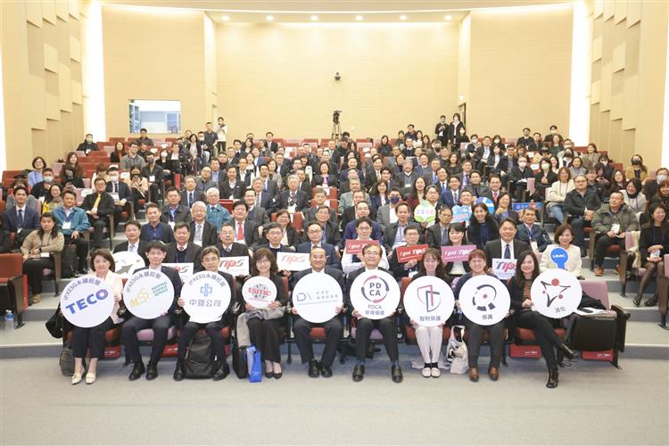 產發署今(22)日於政大公企中心舉辦「113年度TIPS頒證暨智財管理結合永續經營專題講座」，由連錦漳署長頒證。