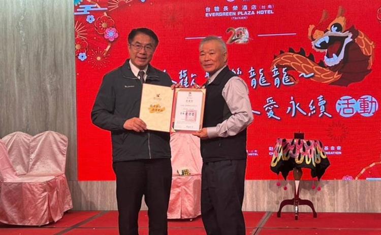臺南市長黃偉哲(左)致贈感謝狀給台糖公司副總經理黃進良(右)。