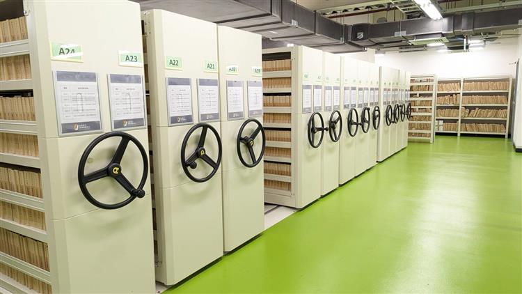 台灣電力文物典藏中心佔地380坪，包含入藏準備區、數位化工作區、文物庫房、檔案庫房與多功能區等五大區域。