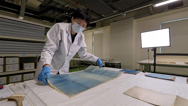 各項文物例如工程圖紙入藏時須先妥善進行檢視與清潔作業。