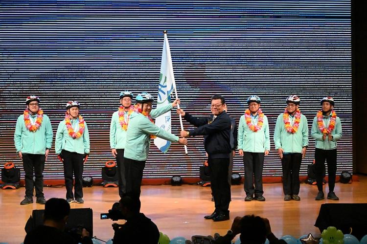 台水五十週年慶祝大會登場 王美花部長與退休人員應邀見證-董事長李嘉榮從第四區管理處張裕浩處長接回單車接力旗