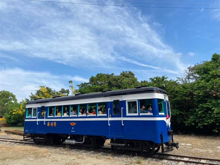 首次裝上引擎的勝利號將於通車當天上午9時發出首班車，從中興站至火燒店站提供載客服務