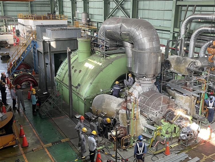 台電把握過年黃金時機，出動超過700人投入機組大修工作。圖為興達複循環5號機的汽輪機
