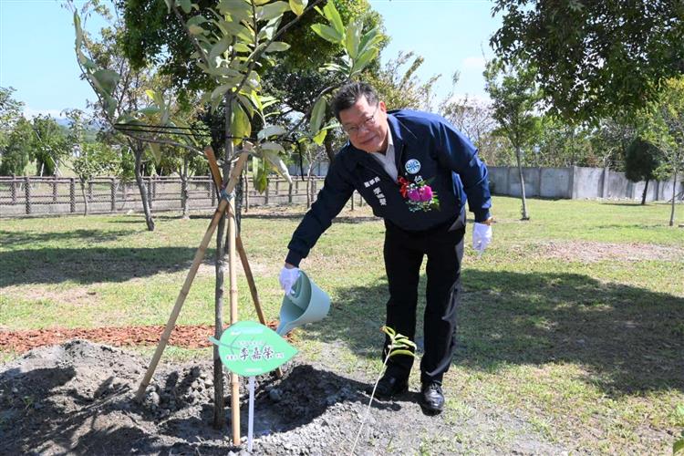 固碳植樹永續地球 台水五十植樹節響應綠化-董事長李嘉榮為新栽的樹苗澆水