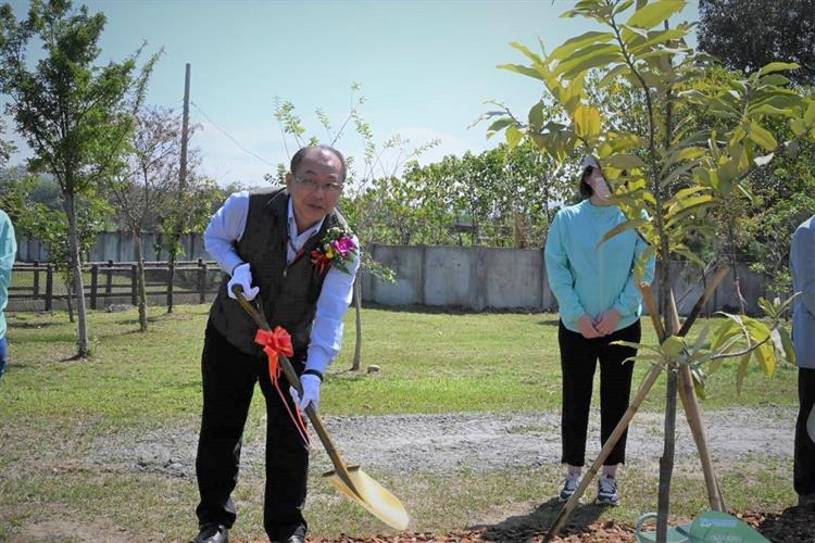固碳植樹永續地球 台水五十植樹節響應綠化--台水總經理李丁來植樹