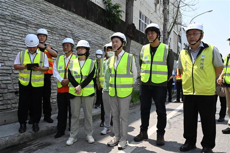 花蓮震災管線受損  台水跨區支援搶修  目標今日全面復水-準副總統蕭美琴至花蓮勘災並慰問辛勤搶修的台水員工