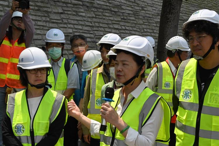 花蓮震災管線受損  台水跨區支援搶修  目標今日全面復水-經濟部長王美花關心花蓮復水進度