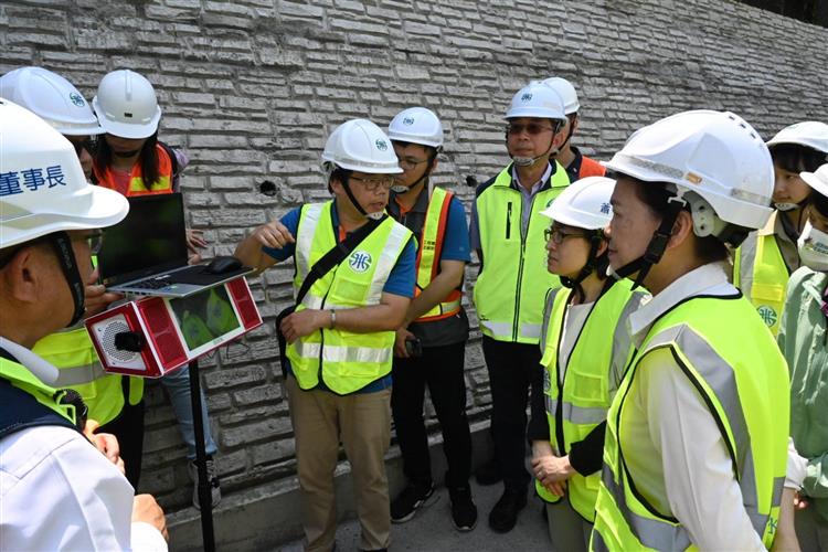 花蓮震災管線受損  台水跨區支援搶修  目標今日全面復水-準總統蕭美琴與經濟部長王美花聽取台水人員講解用戶用水回報系統