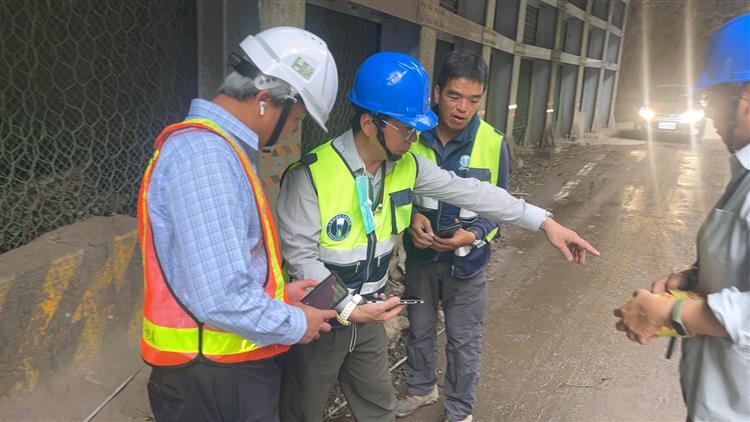 全台剩花蓮富世村高地160戶無水 台水：積極整備 路通即進駐搶修-花蓮給水廠廠長吳文祥關心舊台八線公路修復情形