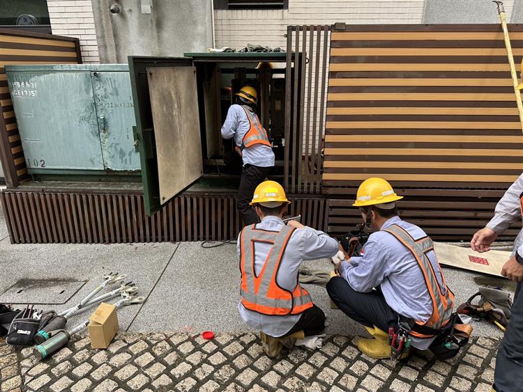 今(25)日由於大雨導致天候潮濕引起電力熔絲座故障，造成台南市東區、南區一帶發生停電