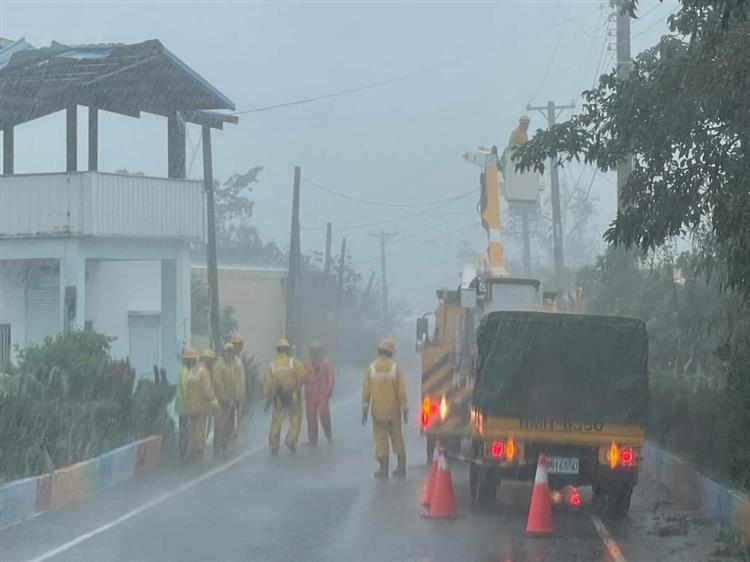 南部地區雷雨致停電  台電同仁冒雨搶修、加速復電降低影響