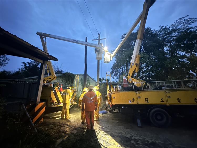 受雷雨影響，容易發生線路斷線、樹竹掉落觸碰線路，或是天候潮濕引起設備異常等狀況，但不管停電原因為何，台電同仁皆第一時間不畏風雨、趕赴前線緊急搶修。