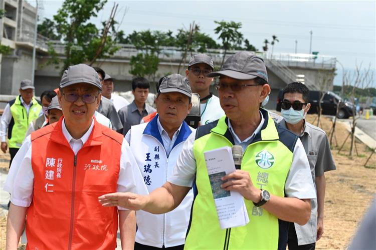 陳揆視察台水草屯淨水場新建工程 慰勞施工團隊-台水總工程師王傳政現場解說草屯淨水場各池體單元運作情形及其效益