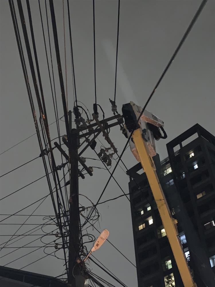 受雷雨影響容易造成設備故障或線路斷線，圖為新北市土城區搶修工作。