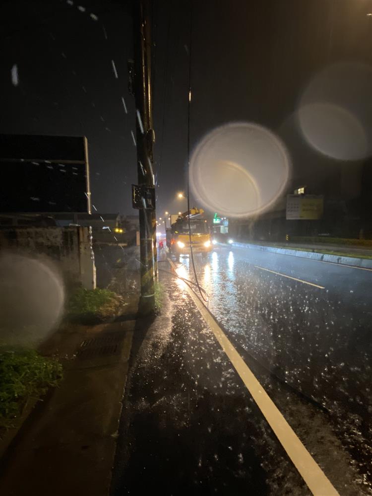 受雷雨影響容易造成設備故障或線路斷線，圖為桃園市大園區搶修工作。