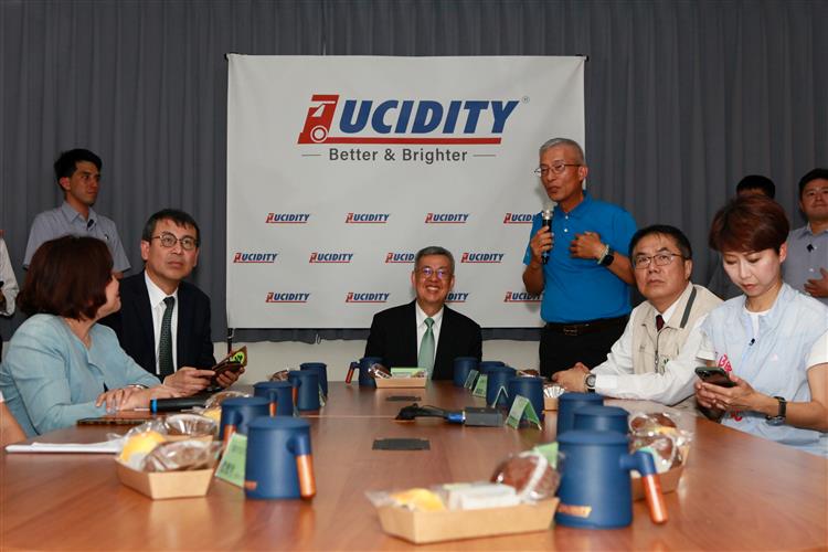 行政院陳建仁院長(中)與立委陳亭妃(右1)、台南市黃偉哲市長(右2)、勞動部許銘春部長(左1)、行政院長 林子倫發言人(左2)聆聽璨揚黃文獻董事長簡報