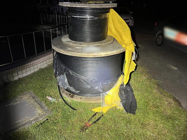 新竹縣峨眉變電所昨(18)日凌晨發生疑似入侵竊盜電纜事件，現場也遺留爬梯、破壞剪等工具，台電已立即報案，由警方進行相關調查及後續追捕。