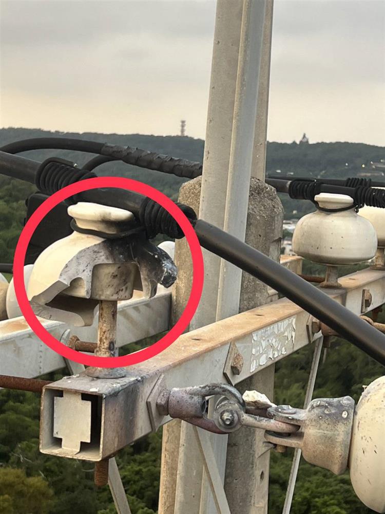 由於松鼠感電導致礙子破損造成饋線跳脫，經緊急派員搶修，原預估須至20時30分，已提前於19時50分全數復電。