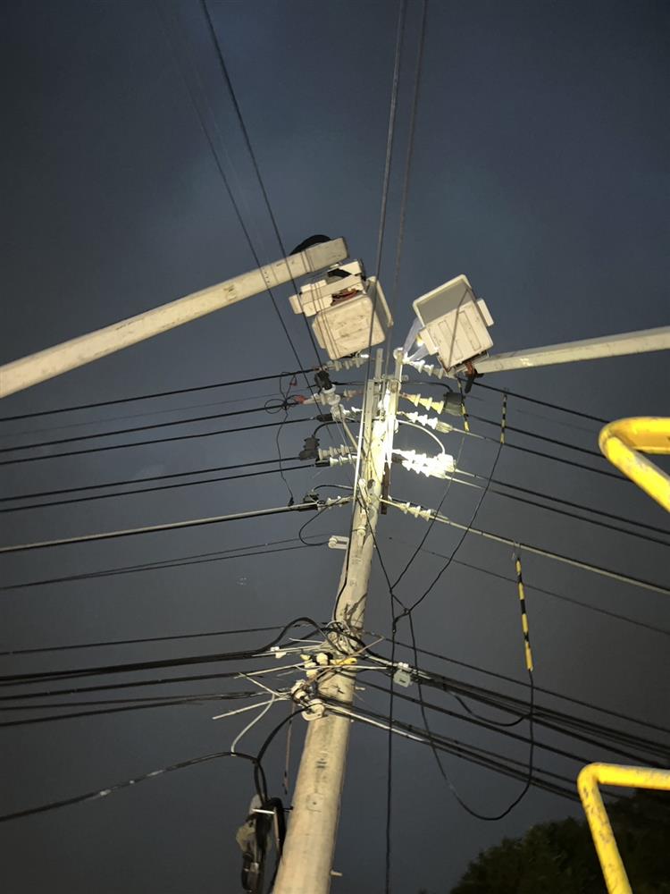 由於松鼠感電導致礙子破損造成饋線跳脫，經緊急派員搶修，原預估須至20時30分，已提前於19時50分全數復電。