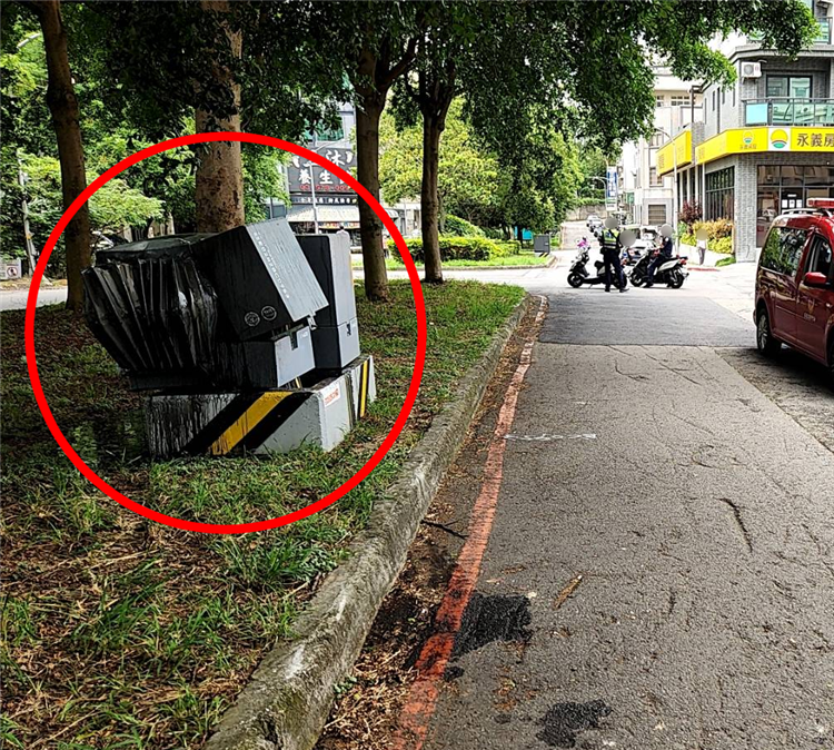 13時53分因民眾車輛撞擊路邊變壓器設備，造成新竹市金山社區金山街及光復路一段等一帶共3553戶停電。