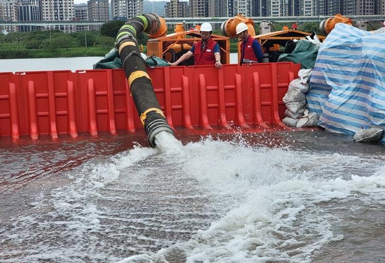 水利署推動數位轉型建構智慧防災 利用科技因應氣候變遷強化應變能力—移動式抽水機 防水檔板操作演練_