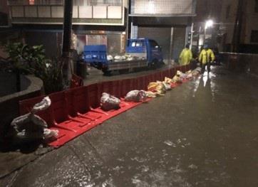 110.06.04大豪雨事件高雄市永安區新港里於鋪設防水擋板及沙包_0