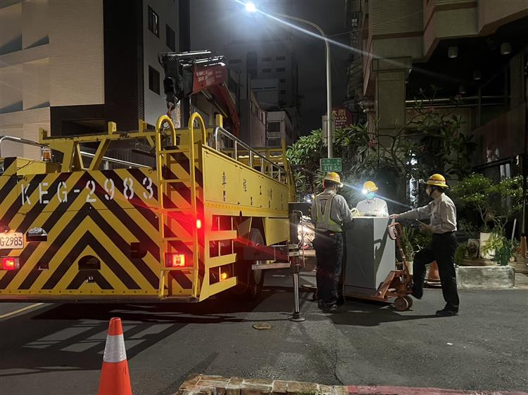 台電說明，地下變壓器維修不易，現場需吊換重達800多公斤的變壓器至地面，才能更換故障設備。