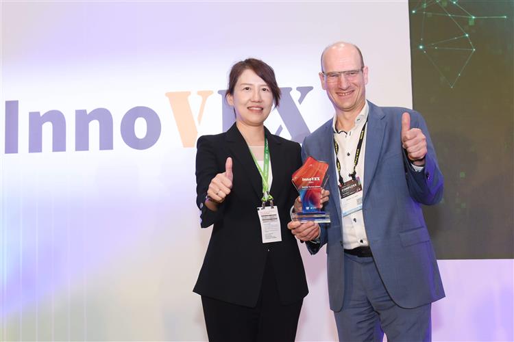 中企署吳佳穎副署長與InnoVEX Startup Terrace Award 得獎者合影