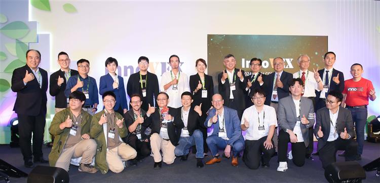 中企署吳佳穎副署長與InnoVEX Pitch Contest得獎廠商合影