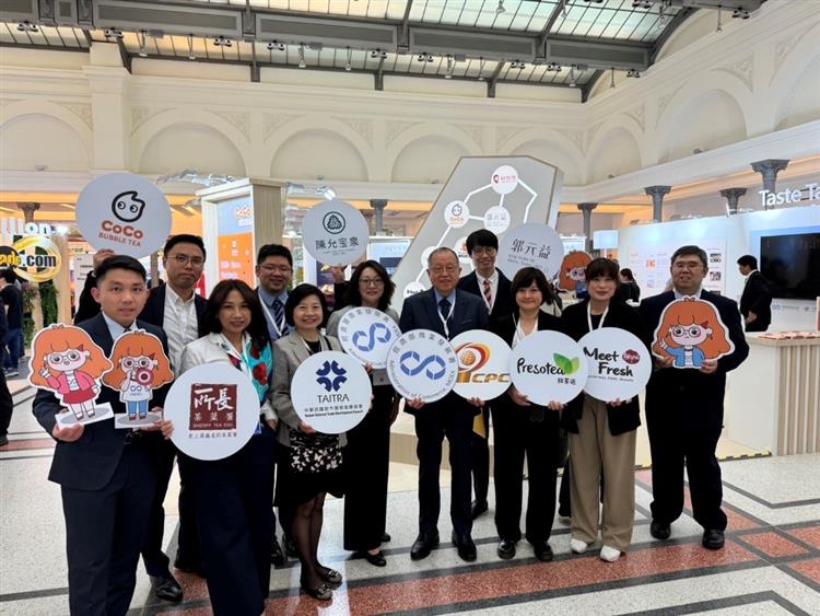 策展單位財團法人中國生產力中心及中華民國對外貿易發展協會與參展廠商於品味臺灣館形象牆前合影。