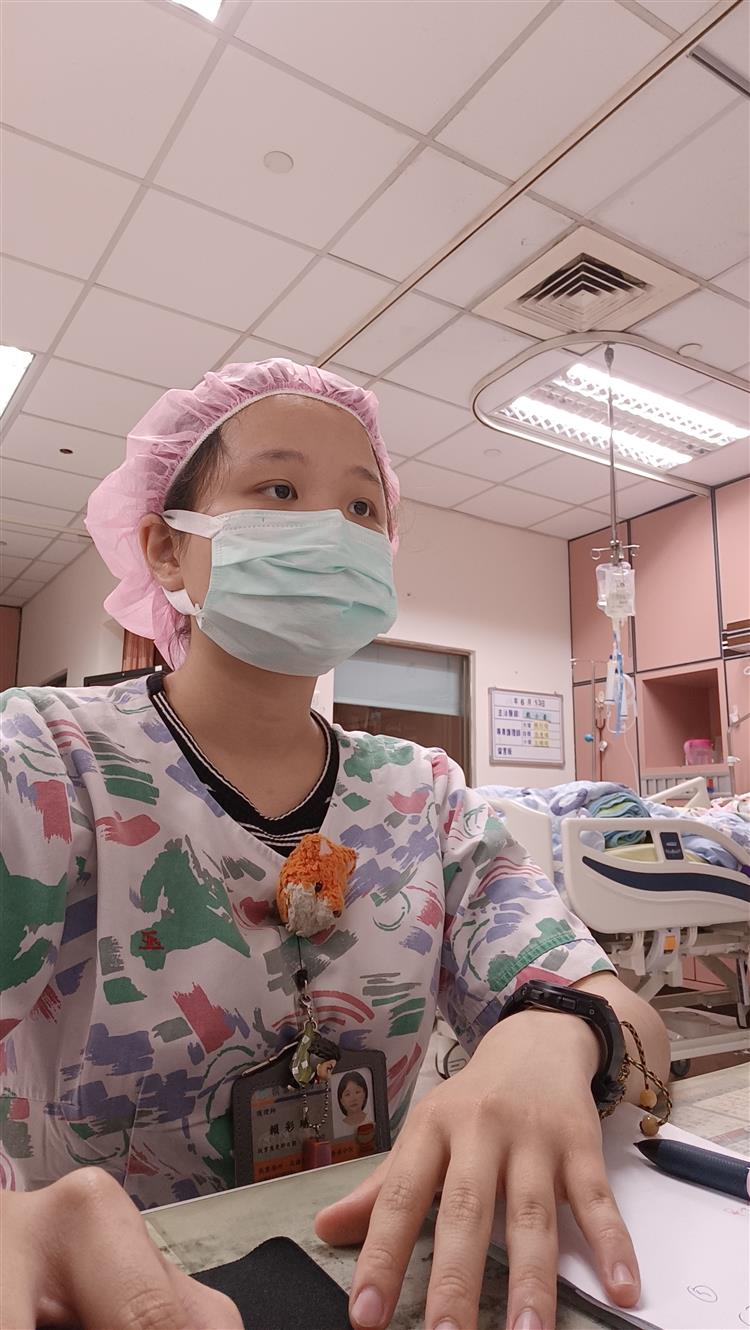 圖說：賴彩瑜從小在單親家庭成長，憑藉優異成績獲得大林電廠獎學金幫助，在完成大學護理系學業後投身醫療領域，現在是高雄榮總台南分院加護病房的護理師。