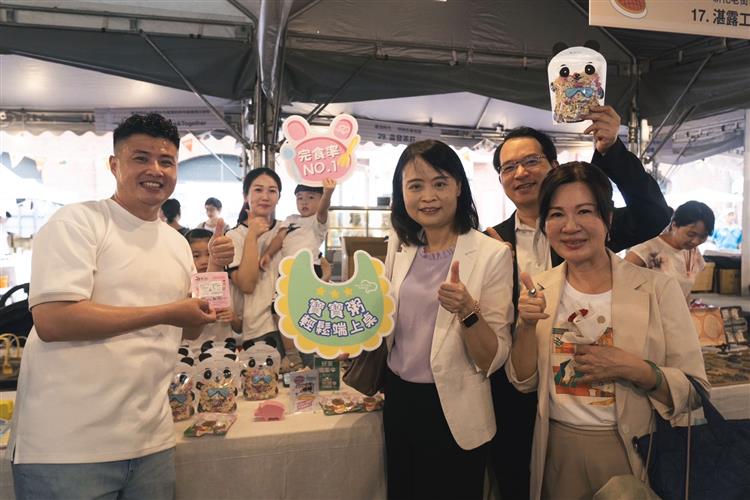 與參與展售街區店家交流，開心分享特色產品。