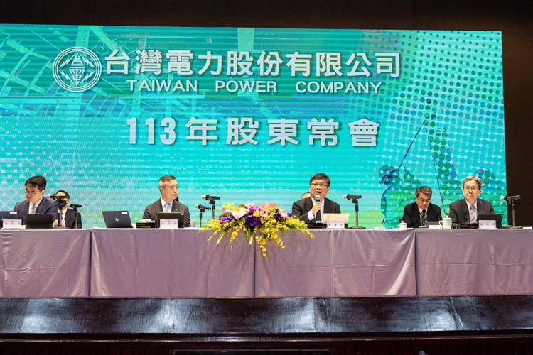 台電2024年股東常會今日登場，由台電董事長曾文生(前排右2)主持。