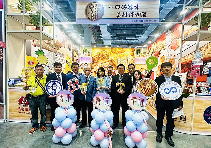 經濟部商業發展署蘇文玲署長(中)、中華民國全國商業總會許舒博(右)及糕餅商業同業公會共同爲「2024台北國際食品展-臺灣餅館」揭幕