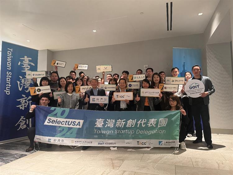經濟部郭智輝部長(左三)出席矽谷臺灣新創論壇並勉勵臺灣新創團隊