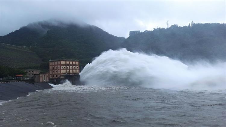 經濟部郭部長風雨中視察石門水庫 慰勉值班同仁