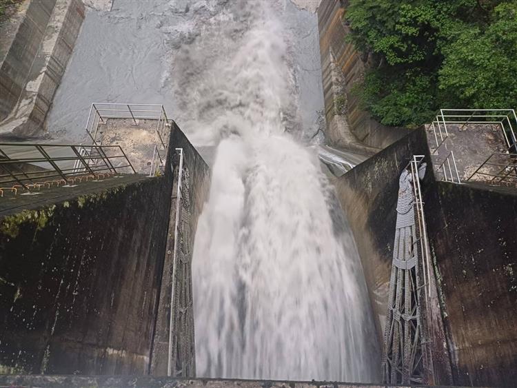 圖說：台電水力電廠將視降雨量對水庫蓄水影響，進行調節性放水，同時進行排砂。圖為大觀電廠武界壩。
