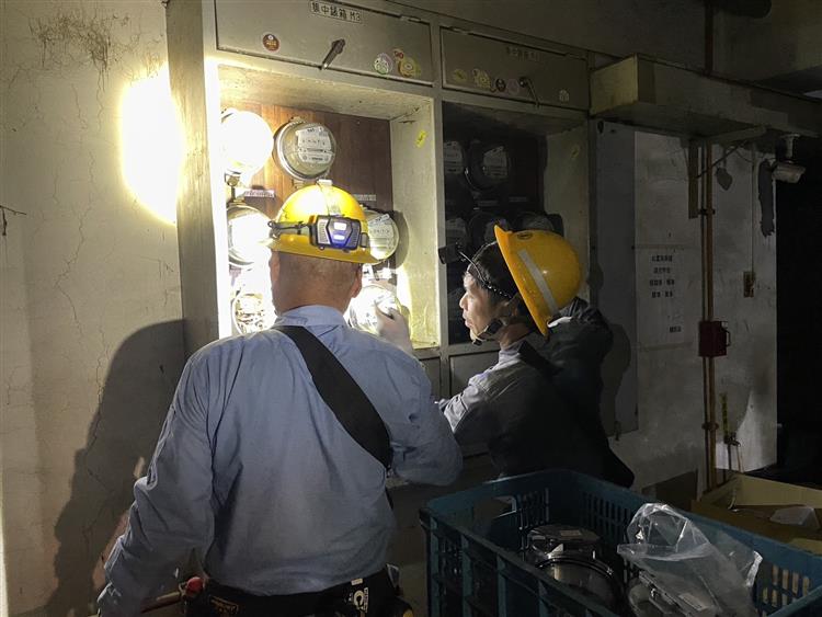 淹水造成多處大樓地下配電室設備受損，待抽除積水後，還須逐一將泡水設備洗淨、擦拭、點檢，台電將全力搶修也盼民眾體諒。