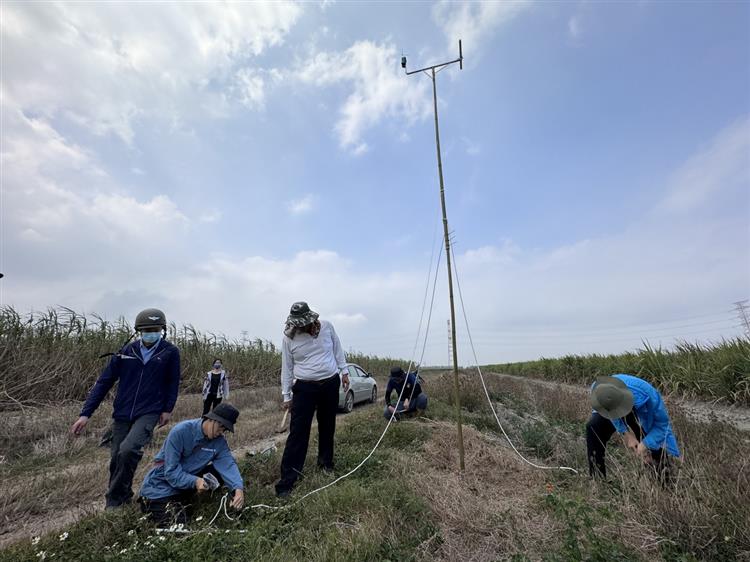 台糖攜手屏科大於轄下履歷蔗園設置棲架，吸引猛禽捕捉野鼠，利用天敵防治法，實踐健康生態農業。