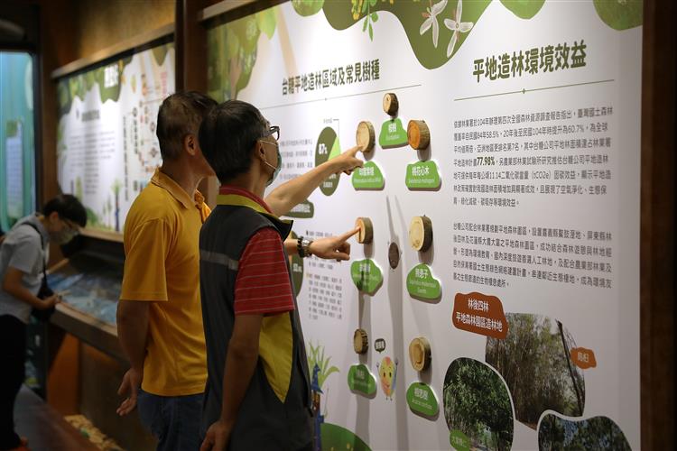 觀展者在台糖碳匯教育館可透過觸覺、嗅覺等多感體驗，認識自然碳匯及台糖造林的效益。