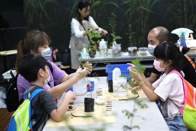 台糖碳匯教育館也透過DIY活動，引領親子認識解自然碳匯及循環經濟的理念。
