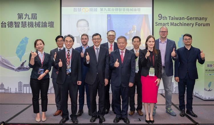 經濟部產發署楊志清署長及德國經濟暨氣候行動部工業政策局Bernhard Kluttig局長線上開場致詞並見證臺德雙邊企業機器人開發合作備忘錄簽署。