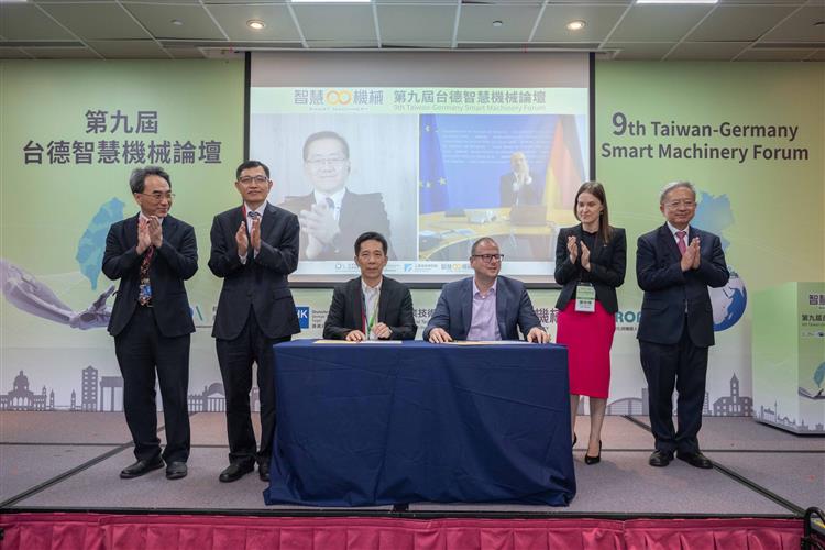 經濟部產發署楊志清署長及德國經濟暨氣候行動部工業政策局Bernhard Kluttig局長線上開場致詞並見證臺德雙邊企業機器人開發合作備忘錄簽署