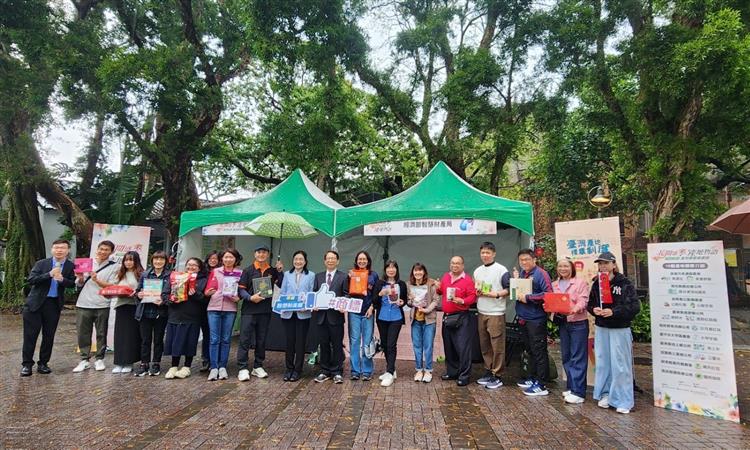 由經濟部智慧財產局主辦，在台大鹿鳴廣場展示10個來自各地的產地標章農產品