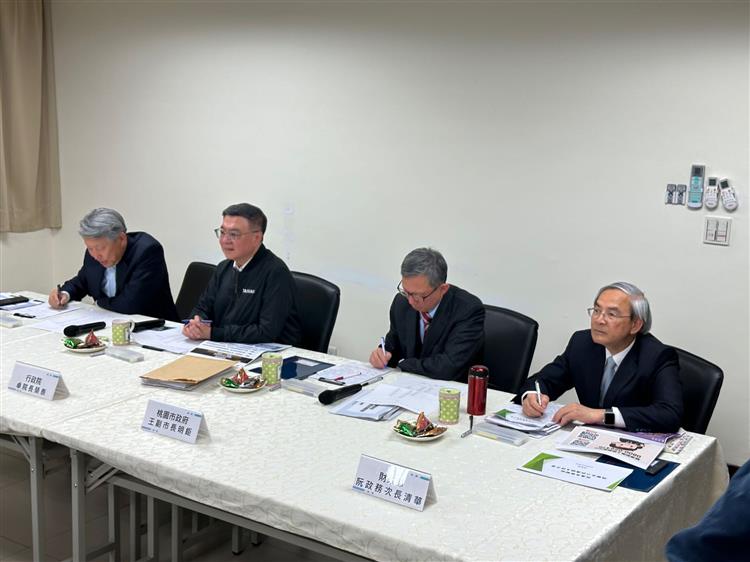 由左至右依序為經濟部郭智輝部長、行政院卓榮泰院長、桃園市王明鉅副市長、財政部阮次長清華