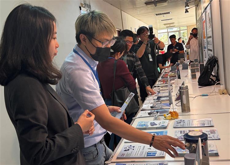 節能標竿獎觀摩會前進鴻威光電，場外展示ESCO專業輔導，導入高效設備、優化用電策略，獲得熱烈迴響
